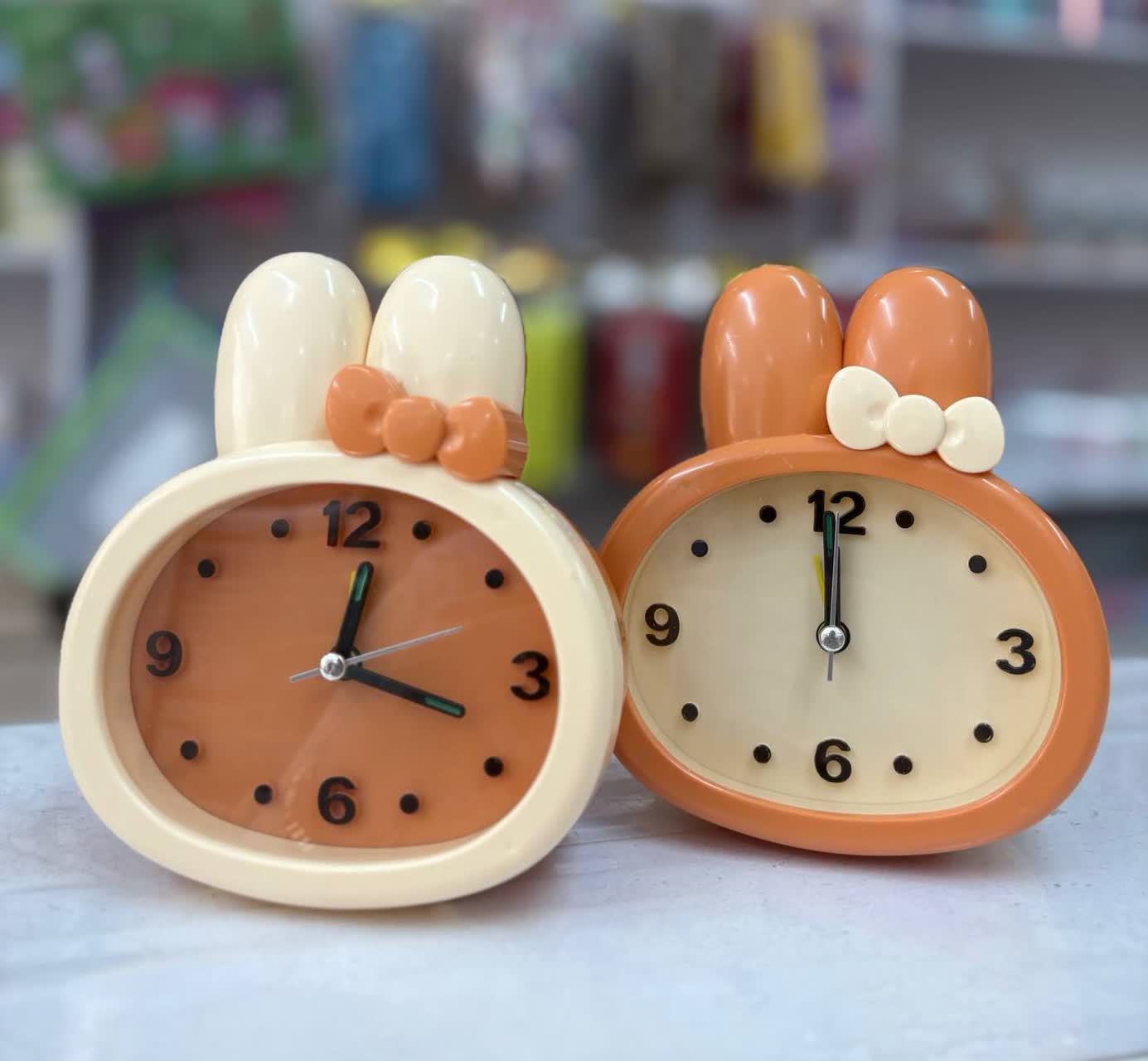 ساعت خرگوش پاپیون دار