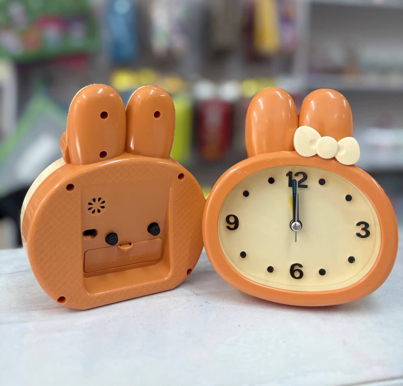 ساعت خرگوش پاپیون دار